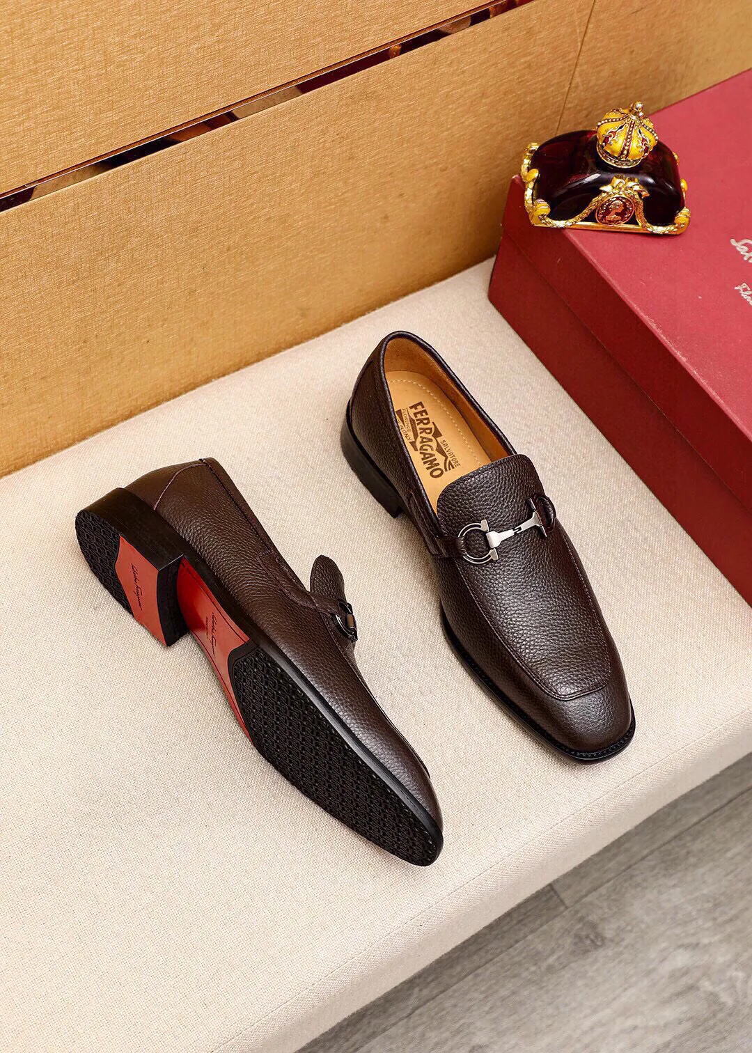 Men's shoes 💰460 💐 Product trademark: Ferragamo "Ferragamo" casual leather shoes Regular size: 38-44 (45🉑️customized) Product materials: Selected imported first-layer pebbled cowhide leather upper + luxury hardware buckle, imported water-dyed cowhide leather lining. Strong three-dimensional visual effect, original outsole Color: 3⃣️colors available